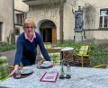 Bild: Stephan Huber
Café-Chefin Hannelore Dorner denkt jetzt nicht mehr ans Aufhören und freut sich auf das Frühjahr. Jetzt kann auch der Hinterhof-Garten mit der römischen Göttin Minerva wieder bewirtet werden – die Bestuhlung steht schon bereit.