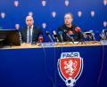 Bild: Šimánek Vít/CTK/dpa
Der tschechische Fußballverband um Präsident David Trunda (r) gibt Details zum Skandal bei einer Pressekonferenz bekannt.