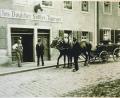 Bild: Foto Archiv Fam. Doyscher
Die Sattlerei Doyscher in der Hospitalstraße in Tirschenreuth, Ende der 20er Jahre. Ganz links zu sehen ist Gründer Josef Doyscher.