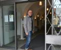 Bild: Thorsten Schreiber
Der künftige Tirschenreuther Bürgermeister Hans-Peter Schärl auf dem Weg in seine neue Wirkungsstätte. Ab 1. Mai geht er im Rathaus I ein und aus.