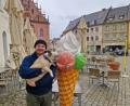 Bild: Tobias Gräf
Wenn schon ständig Leute für ein Selfie kommen, muss der "Chef" auch mal auf ein Foto mit "Sulzbachs berühmtester Eistüte": Wirt Tim Biersack, mit seiner französischen Dogge Heidi, freut sich, dass sein geklauter Werbeaufsteller wieder da ist.