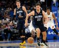 Bild: John Raoux/AP/dpa
Die deutschen NBA-Profis Franz Wagner (vorn) und Moritz Wagner (hinten) im dunklen Dress der Orlando Magic. (Archivbild)