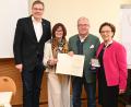 Bild: Markus Bauer
Der mit der Rudolf-Lodgman-Plakette gewürdigte Wiesauer Bürgermeister Toni Dutz (Zweiter von rechts) mit (von links) Steffen Hörtler (SL-Landesvorsitzender und stellvertretender SL-Bundesvorsitzender), der Präsidentin der Sudetendeutschen Bundesversammlung Christa Naaß und der Staatsministerin a.D. Emilia Müller.