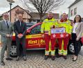 Bild: Kathrin Schmidt 
Das bisherige Einsatzfahrzeug der First Responder ist in die Jahre gekommen. Sparkassen-Vorstandsvorsitzender Thomas Pickel (links) und Vorstandsmitglied Sonja Kalb übergaben daher eine Spende für ein neues Fahrzeug an die First Responder Benedikt Trummer und Manfred Rupprecht (vorne, mit Scheck). Auch Bürgermeister Hans-Jürgen Strehl (zweiter von links) zeigte sich dankbar für die Unterstützung.