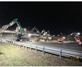 Bild: bl
Sechs Bagger gleichzeitig haben die Brücke über die A 93 bei Nabburg in der Nacht zum Sonntag bearbeitet. Die Mittelpfeiler erwiesen sich robuster als erwartet, die Sperrung der Autobahn dauerte deshalb etwas länger.