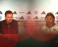 Bild: Christian Charisius/dpa
Julian Nagelsmann (l) und Serge Gnabry sprechen bei der DFB-Pressekonferenz.