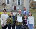 Bild: Markt Kastl
Josef Geier feierte seinen 85. Geburtstag im Kreis seiner Familie. Auch Bürgermeister Stefan Braun (hinten rechts) gratulierte.