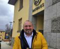Bild: lnz
Oliver Becher vor dem Rathaus in Neusorg: Im Mai wird er dort als neuer Bürgermeister sein Büro beziehen.