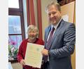 Bild: Markt Kastl
Rita Gradl feiert ihren 90. Geburtstag in Umelsdorf, auch Bürgermeister Stefan Braun gehörte zu den Gratulanten.