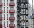Bild: Jens Kalaene/dpa
Insbesondere in Ballungsgebieten und Großstädten finden Beschäftigte immer schwerer eine Wohnung. (Symbolbild)