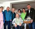 Bild: ubb
Laszlo Zoltziar (sitzend, Mitte) ist ein fröhlicher, stets gut gelaunter Mensch, der auch im Alter seinen Humor nicht verloren hat. Zum 90. Geburtstag gratulieren die Pflegeleiterin, einige Familienmitglieder und Bürgermeister Franz Stahl (rechts).