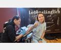 Bild: jua
Während des Tintenfests in Nabburg geht es gleich ans Werk: Bei der Tattoo-Messe erfüllen die Anbieter die Kundenwünsche direkt vor Ort.