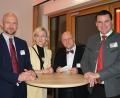 Bild: Hirsch
Landrat Thomas Ebeling (rechts) hieß zum Festakt "35 Jahre Landkreispartnerschaft Schwandorf-Görlitz" seinen Amtskollegen Stephan Meyer sowie dessen Begleiter Susanne Lehmann und Joachim Mühle (von links) willkommen.