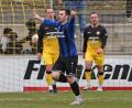 Bild: PixMaWi - Mario Wiedel
Die Spvgg SV Weiden (schwarz-blaue Trikots) siegte mit 2:1 bei der SpVgg Bayern Hof auf der Grünen Au. Matchwinner Patryk Bytomski bejubelt seinen Siegtreffer.