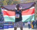 Bild: Seth Wenig/AP/dpa
Der Kenianer Albert Korir gewann 2021 den New-York-Marathon und wurde nun für fünf Jahre gesperrt. (Archivbild)