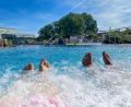 Archivbild: Petra Hartl
Seele und Füße baumeln lassen wie hier auf den Sprudelliegen im Nichtschwimmerbecken: Das ist im Waldbad in Sulzbach-Rosenberg ab 25. April wieder möglich.