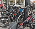 Bild: Heike Unger
Komplett "zugeparkt" präsentierte sich zuletzt der überdachte Fahrradabstellplatz vor dem Bahnhof in Amberg. Inzwischen hat die Stadt hier neonrote Banderolen an Rädern angebracht, die hier schon wochenlang stehen: Sie werden Mitte April entfernt.