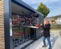 Archivbild: ass
Auf zwei Etagen kann man in der Radl-Garage sein Fahrrad sicher abstellen: Ulrich Schaller, Leiter der Stabsstelle Mobilität Amberg, zeigt, wie's geht. Und den Strom fürs E-Bike gibt's hier übrigens kostenlos – wenn man sein Ladegerät dabei hat