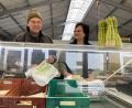 Bild: sbö
Josef Feldmeier und Sigrid Feldmeier verkaufen die Spargelstangen unter anderem in ihrem Hofladen in Schwandorf.