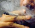 Symbolbild: Daniel Karmann
Ein Mann raucht einen Joint mit Marihuana. Auch wenn die Droge teillegalisiert ist, warnt die Fachambulanz für Suchtprobleme vor dem Konsum.