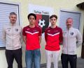 Bild: Christoph Schedl
Die Sportliche Leitung der SpVgg Trabitz um Andreas Neumüller (links) und Christian Recht (rechts) freut sich über die Verpflichtung von Joel Albers (Zweiter von links) und Ben Beer.
