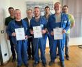 Bild: Franz Grabinger
Mario Mändl, Tobias Scherl und Robert Eckmeder (vordere Reihe von links) wurden für ihre Betriebszugehörigkeiten geehrt. Verbandsdirektor Thomas Knoll (Dritter von links) und die Vertreter der Abteilung Maschinentechnik und des Personalrats gratulierten den Arbeitsjubilaren.