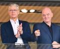 Bild: Sebastian Christoph Gollnow/dpa
Arsène Wenger (l) setzt sich für eine neue Abseitsregel ein, Gianni Infantino findet es gut. (Archivbild)