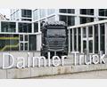 Bild: Bernd Weißbrod/dpa
Daimler Truck: Konzern plant neues Werk in Tschechien. (Archivbild)