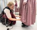Bild: Gabi Schönberger
"Es sollte ein Maßkrug drunter passen", wird oft die Länge eines traditionellen Dirndls beschrieben. Kurleiterin Elfriede Brandl zeichnet an, wo gekürzt werden muss.