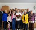 Bild: gi
Brigitte Sonnenburg (mit Rosenstrauß) konnte ihren 85. Geburtstag im Kreise ihrer Familie, Freundinnen, Verwandten und Bekannten Zuhause feiern.