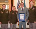 Bild: bö
Bürgermeister Peter Braun aus Schmidmühlen wurde von Brigadegeneral Terry R. Tillis (Zweiter von links) mit dem "Good Neighbor Award" des 7-th Army Training Command ausgezeichnet. Links Command Sergeant Paul M. Fedorisin, rechts der Kommandeur des Timberwolves-Teams JMRC Hohenfels , Oberstleutnant James Siebert.