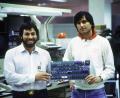 Bild: picture alliance / dpa
1976: Das erste Apple-Produkt - der Apple I - wurde von Steve Wozniak (l) entworfen. Rechts: Steve Jobs.