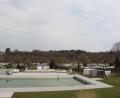 Bild: mrr
Noch herrscht Winterruhe im Riedener Freibad. Im HIntergrund ist der Campingplatz zu sehen. Währen die EIntrittspreise fürs Freibad nicht erhöht werden, hebt sich die Jahresgebühr für Dauercamper um 100 Euro auf 1090 Euro.
