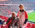 Bild: Thomas Christoph
René Meinel (links) und Pflegefachkraft Miriam Troppmann in der Allianz-Arena.