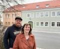 Bild: Gabi Schönberger
Tobias und Stephanie Grünbauer vor ihrem Landgasthof mit Metzgerei und Dorfladen. Nach fünf Jahren Planungs- und Bauzeit ist nun beides in Betrieb