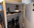 Bild: ge
Ein vorschriftsmäßiger Waffentresor der Klasse 1 mit über 200 Kilogramm Gewicht. Darin dürfen Kurzwaffen (oben) und Gewehre (unten) zusammen gelagert werden.