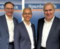 Bild: Sparda-Bank Ostbayern eG/Gerd Baumann
Das Vorstandsgremium der Sparda-Bank Ostbayern eG mit Werner Dollinger, Michael Gruber und Dietmar Breu (von links) zog Bilanz für das Geschäftsjahr 2025.