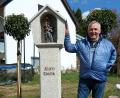 Bild:  Albert Gruber
„Ein sehr schönes Marterl“, freut sich Friedrich Kick („Bauer Fritz“) aus Irchenrieth über das Kunstwerk. Er hat es aus Dankbarkeit für seine überstandene schwere Erkrankung errichten lassen.