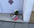 Bild: Jona Lang
Vor der Zahnarztpraxis im Landkreis Amberg-Sulzbach stehen am Donnerstagvormittag Grabkerzen und Blumen.
