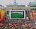 Bild: Marcel Mettelsiefen/dpa
Tausende Zuschauer verfolgen 2006 auf der Fanmeile am Brandenburger Tor in Berlin das WM-Fußballspiel zwischen Deutschland und Argentinien. (Archivfoto)