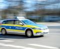 Bild: Sina Schuldt/dpa
Die Beamten waren mit Blaulicht und Martinshorn zu einem Einsatz unterwegs. (Symbolbild)