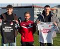 Bild: Markus Kipry
Sportlicher Leiter Nikolei Dürbeck (Mitte) stellt die Neuzugänge Max Völlger (links) und Timo Rubenbauer vor.