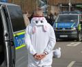 Bild: Matthias Bein/dpa
Ein als Osterhase kostümierter Motorradfahrer wird in Blankenburg von Einsatzkräften der Polizei am sogenannten Car-Freitag an der Rappbodetalsperre kontrolliert.