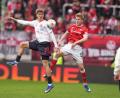 Bild: Thomas Frey/dpa
Luca Raimund (Fortuna Düsseldorf,l.) und Mika Haas (1. FC Kaiserslautern) kämpfen um den Ball.