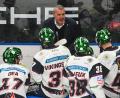 Bild: Armin Weigel/dpa
Die Playoff-Serie von Eisbären-Trainer Serge Aubin hält. (Archivbild)