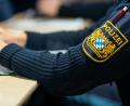 Symbolbild: Daniel Karmann
Die Polizei in Bayern bekommt Verstärkung. Innenminister Joachim Herrmann begrüßt den Nachwuchs am 8. April in Sulzbach-Rosenberg.