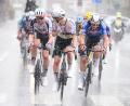 Bild: David Pintens/Belga/dpa
Pogacar (M) ließ sich auch vom Platzregen nicht stoppen.