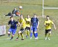Bild: Hubert Ziegler
Kampf um den Ball zwischen den Spielern von Upo (blau) und dem SV Hahnbach (gelb). Das Gemeindederby endete mit 1.1.