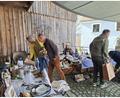Bild: prh
Vor der Scheune hatten Joshi Plößner (links) aus Neustadt und Tina Beer aus Regensburg (Dritte von links) ihre Tische aufgebaut. Vertreten als Verkäufer beim Hausflohmarkt auf dem Schafferhof waren Freunde und Bekannte von Wirt Reinhard Fütterer.
