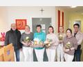 Bild: fvo
Zahnärztin Juliana Reis (Dritte von links) und Bianca Hartwig (Mitte), das Praxisteam sowie Bürgermeister Roman Bauer und Petra Reil von der Waldthurner Marktverwaltung (rechts).